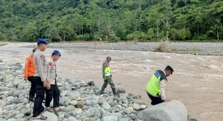 Petugas Gabungan Masih Lakukan Pencarian Warga Garut yang Hanyut di Sungai Cikandang