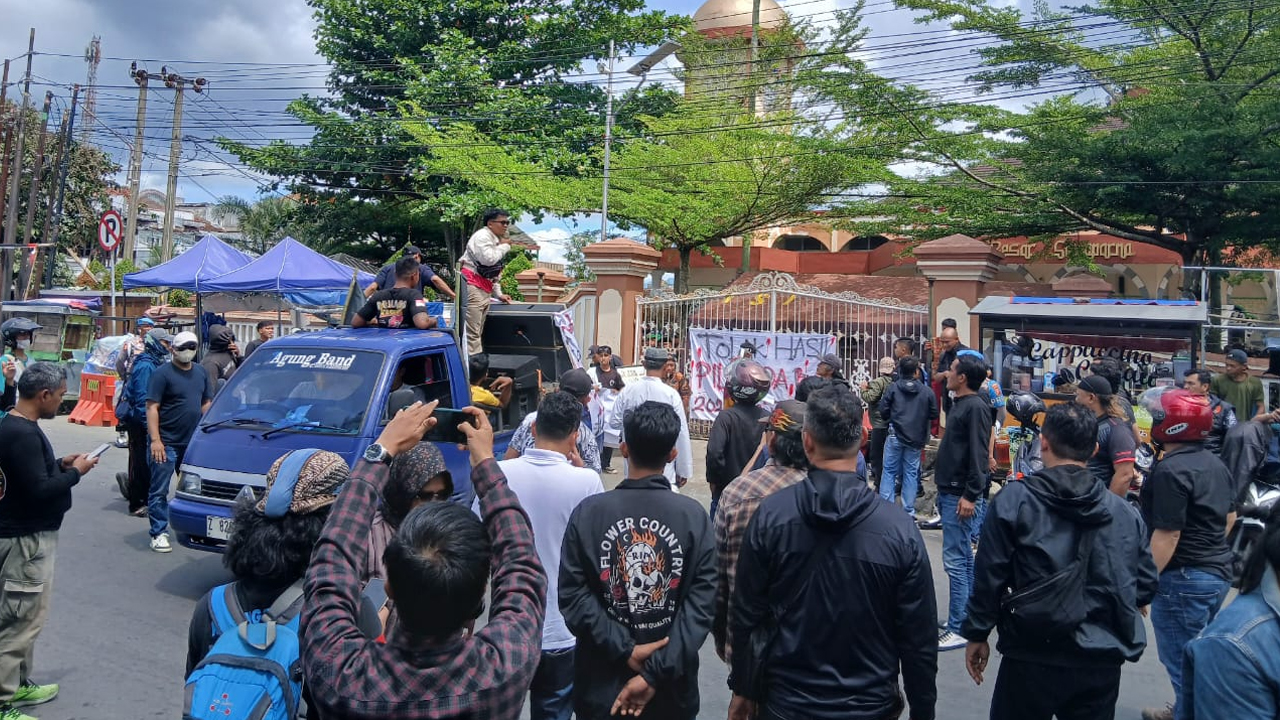Pleno Hasil PSU Kabupaten Tasikmalaya Diwarnai Aksi Demo Massa dan Keberatan dari Saksi Paslon Nomor 03
