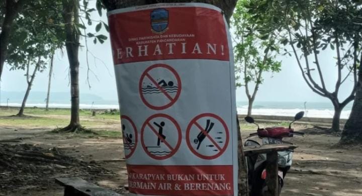 Wisatawan yang Berlibur di Pantai Pangandaran Diimbau Patuhi Rambu-rambu Larangan Berenang