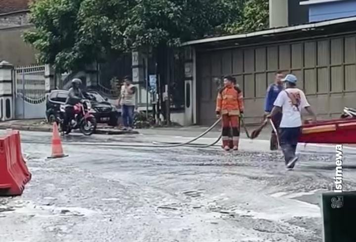 Viral, Cipratan Cairan Kimia di Bandung Barat Sebabkan Motor yang Melintas Mogok