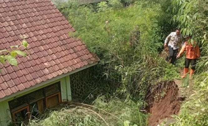 Dua Ruang Kelas SDN 2 Sindanglaya Ciamis Tertimpa Tanah Longsor