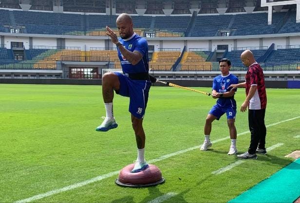 Kabar Gembira, Febri Hariyadi Mulai Jajal Stadion GBLA, Ini Kondisi Terbarunya