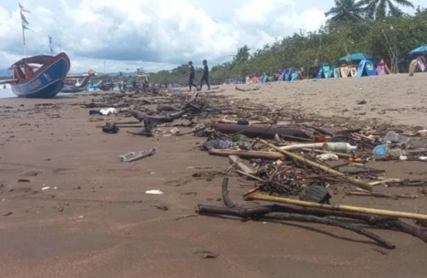 Sampah Kayu Berceceran di Pasir Pantai Pangandaran, Wisatawan Khawatir Injak Benda Tajam