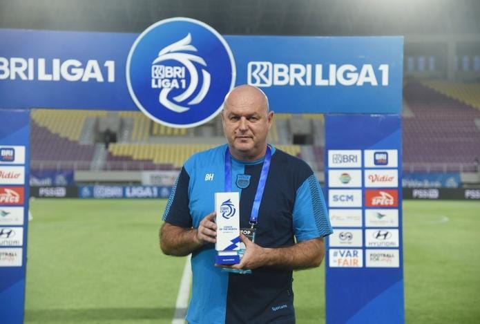 Bojan Hodak Raih Penghargaan Pertamanya di Liga 1 2024-2025, Bawa Persib Tak Terkalahkan di 12 Laga