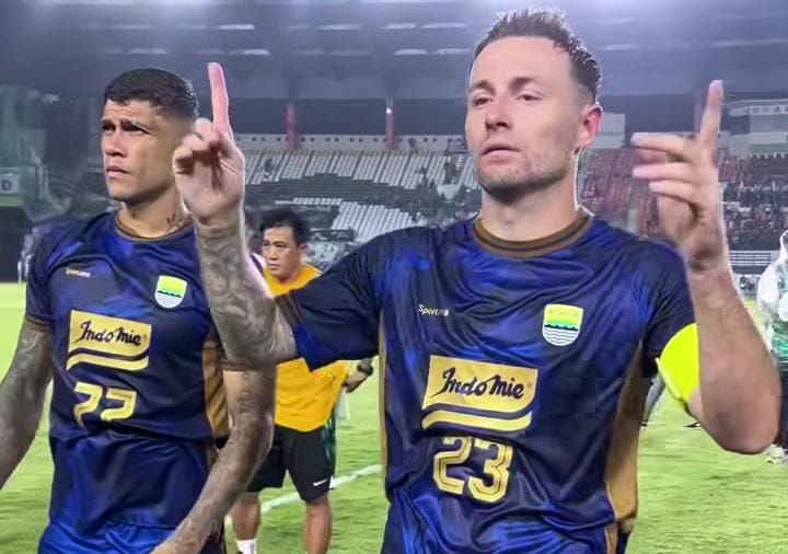 Gagal ke Babak 16 Besar, Bobotoh Minta Persib Fokus di Liga 1 2024-2025