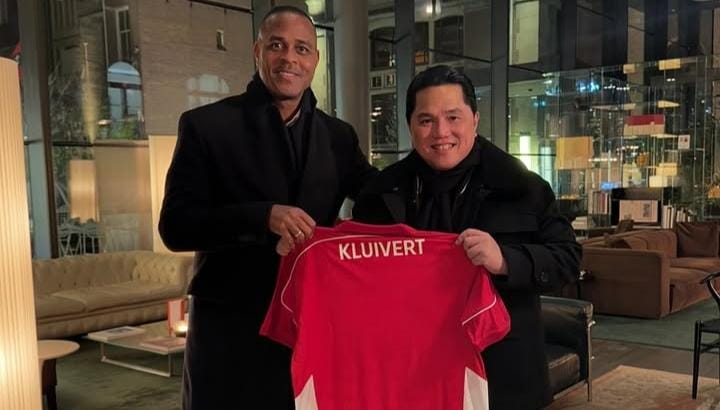 Perkenalkan Jersey Baru Timnas Indonesia ke Patrick Kluivert, Erick Thohir Bicarakan Harapan Baru