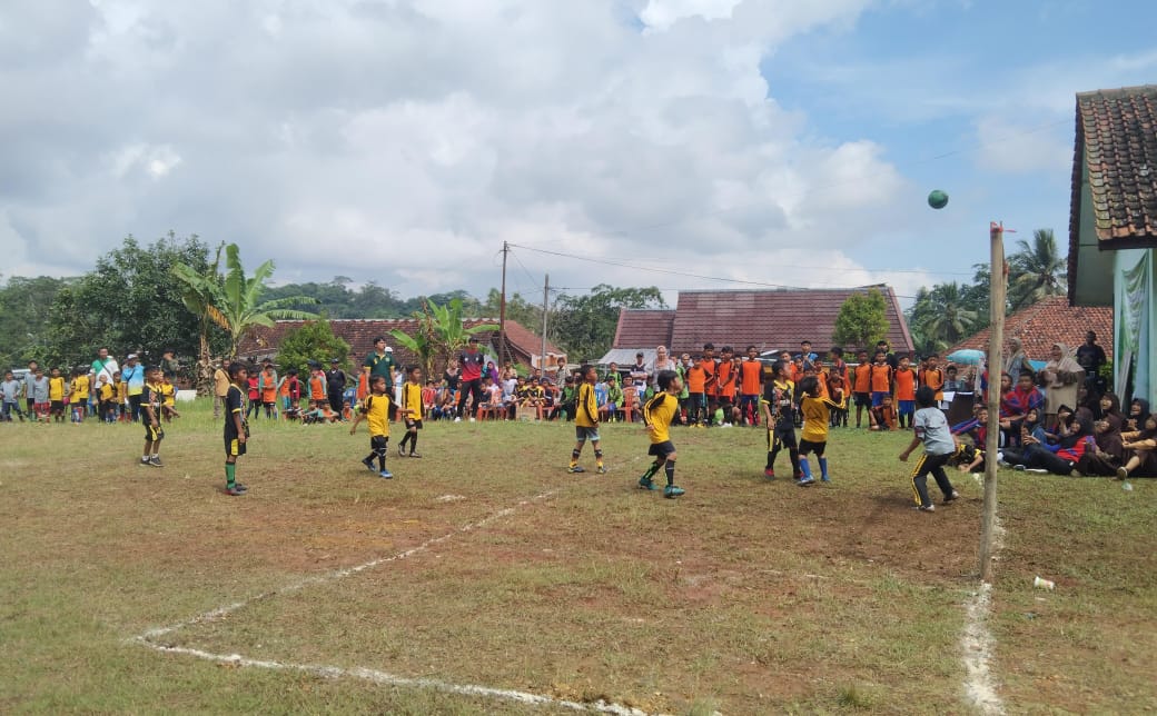 Mahasiswa KKN Unsil Pererat Silaturahmi Warga Desa Sarimanggu Tasikmalaya Melalui Lomba Sepakbola