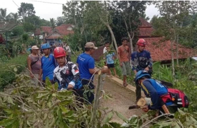 Pasca Porak-poranda Akibat Angin Puting Beliung, Warga dan Tagana Ciamis Gotong Royong Bersih-bersih