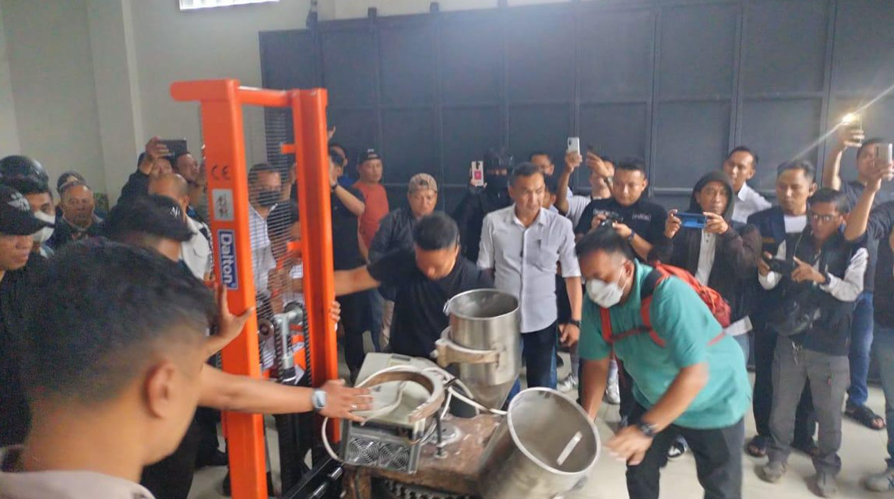 Pabrik Obat di Tasikmalaya Digerebek Polda Jabar, Barang Bukti Diangkut Menggunakan Tronton