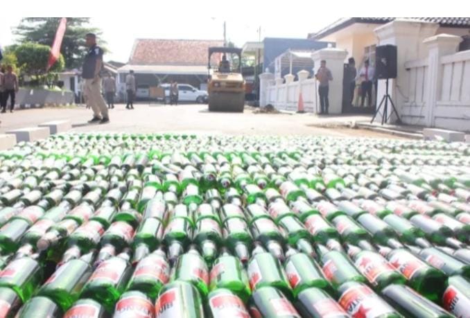 Operasi Penyakit Masyarakat di Pangandaran Kumpulkan 3.500 Botol Miras, Langsung Dimusnahkan Polisi