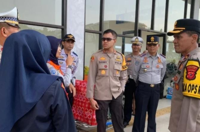 Petugas Gabungan Lakukan Pengecekan Kendaraan Bus dan Pengemudi di Terminal Tipe A Kota Banjar