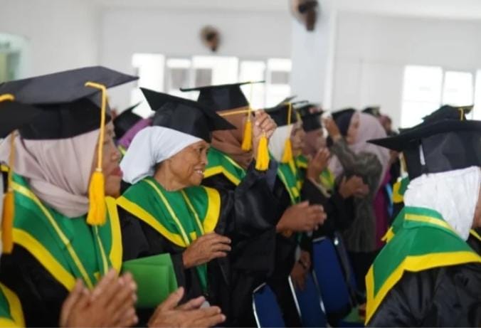 Usia Bukan Halangan, Pimpinan Daerah Aisyiyah Garut Wisuda 50 Lansia, Ini Materi yang Dipelajarinya