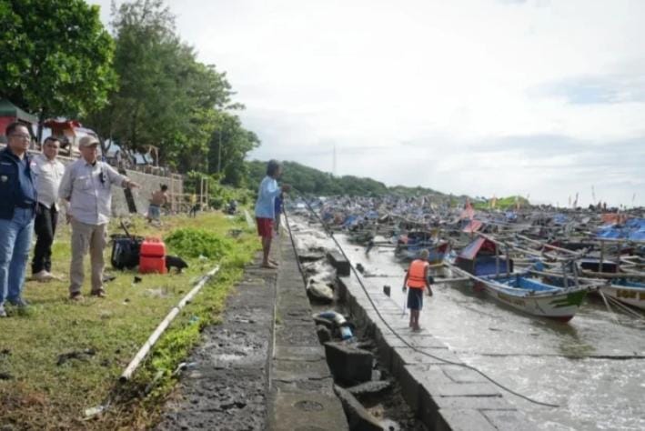 Perahu Nelayan di Tasikmalaya Alami Kerusakan Akibat Gelombang Tinggi