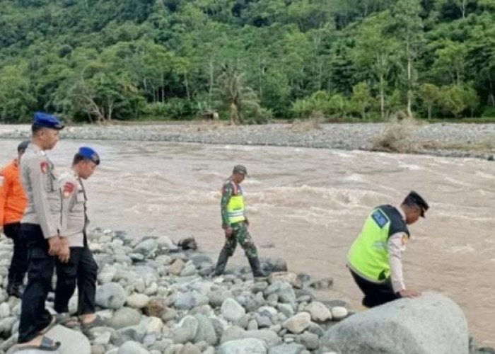 Petugas Gabungan Masih Lakukan Pencarian Warga Garut yang Hanyut di Sungai Cikandang