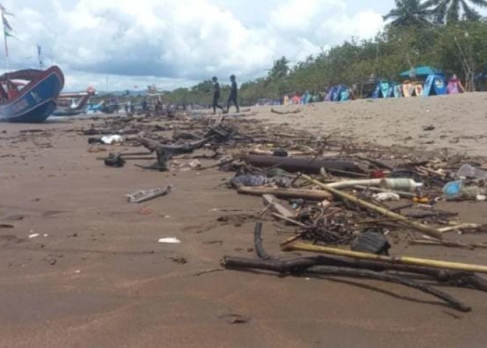 Sampah Kayu Berceceran di Pasir Pantai Pangandaran, Wisatawan Khawatir Injak Benda Tajam