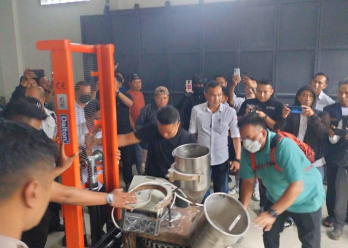 Pabrik Obat di Tasikmalaya Digerebek Polda Jabar, Barang Bukti Diangkut Menggunakan Tronton