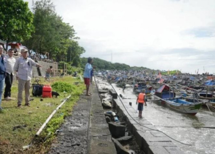 Perahu Nelayan di Tasikmalaya Alami Kerusakan Akibat Gelombang Tinggi